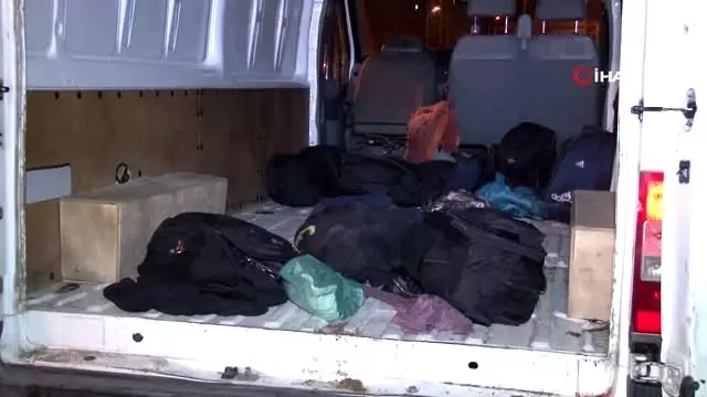 Kaçak göçmenler polisi görünce otoyolda dağılıp kaçtılar