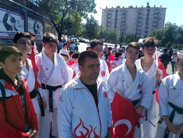Kasapoğlu gençlerle beraber yürüdü