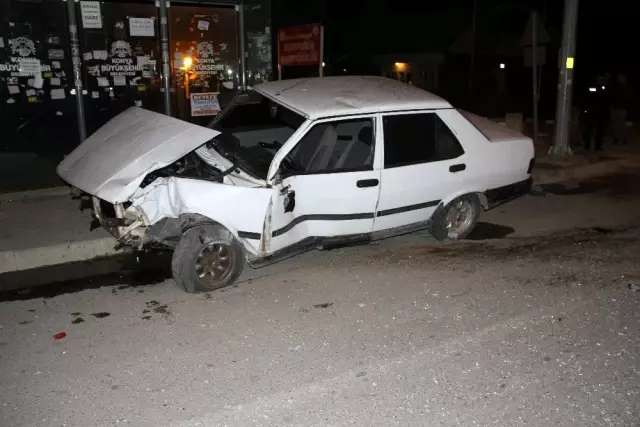 Konya'da otomobil direğe çarptı: 2 yaralı Konya'da otomobil direğe çarptı: 2 yaralı