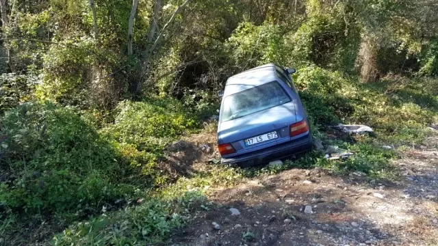 Lastiği fırlayan otomobil yoldan çıktı Lastiği fırlayan otomobil yoldan çıktı