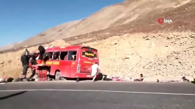 - Pakistan'da yolcu otobüsü kaza yaptı: 26 ölü, 15 yaralı - Pakistan'da yolcu otobüsü kaza yaptı: 26 ölü, 15 yaralı