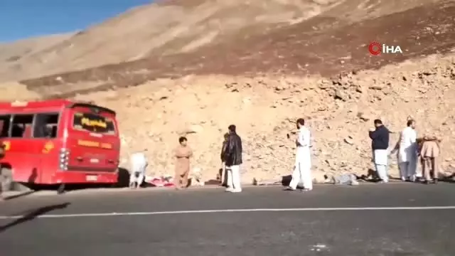 - Pakistan'da yolcu otobüsü kaza yaptı: 26 ölü, 15 yaralı - Pakistan'da yolcu otobüsü kaza yaptı: 26 ölü, 15 yaralı