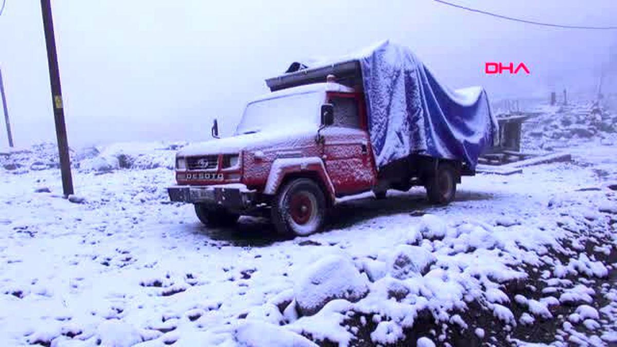Rize 2300 rakımlı yukarı kavrun yaylası, bembeyaz oldu