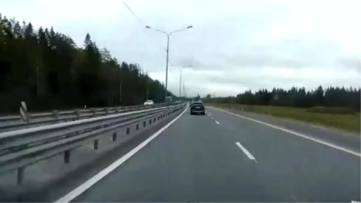 Rusya'da kamyon karşı şeride uçtu