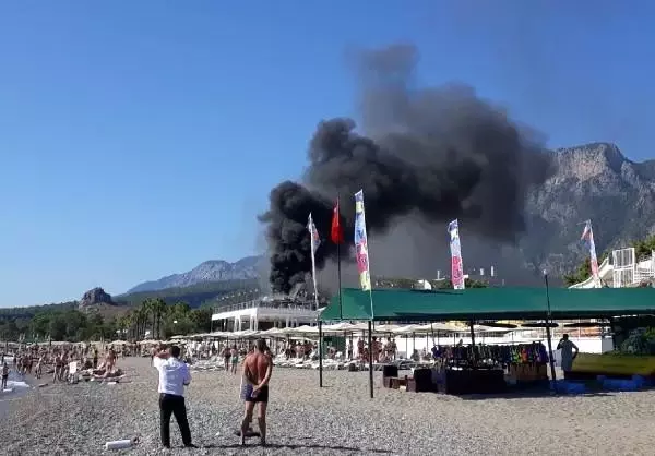 Sahildeki restoranın deposu yandı, turistler endişeyle izledi