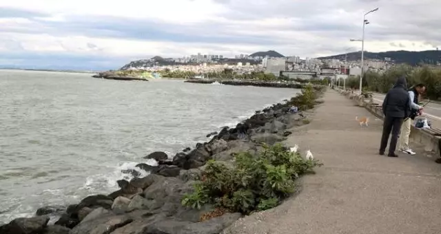Samsun'da denize düşen bir genci oltayla kurtardılar