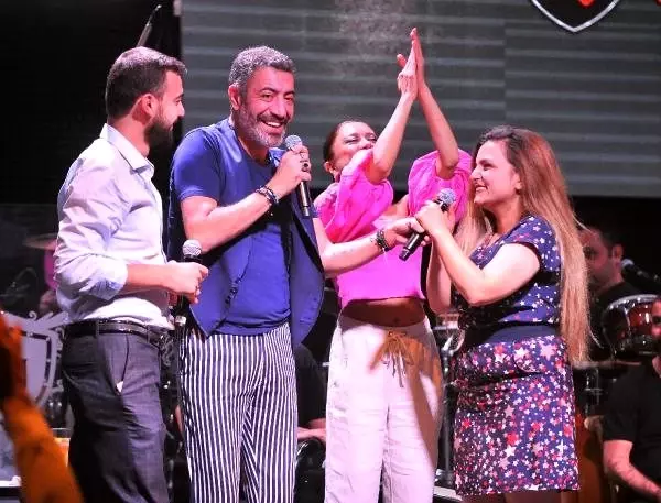 Sevgilisine, hakan altun konserinde evlilik teklif etti