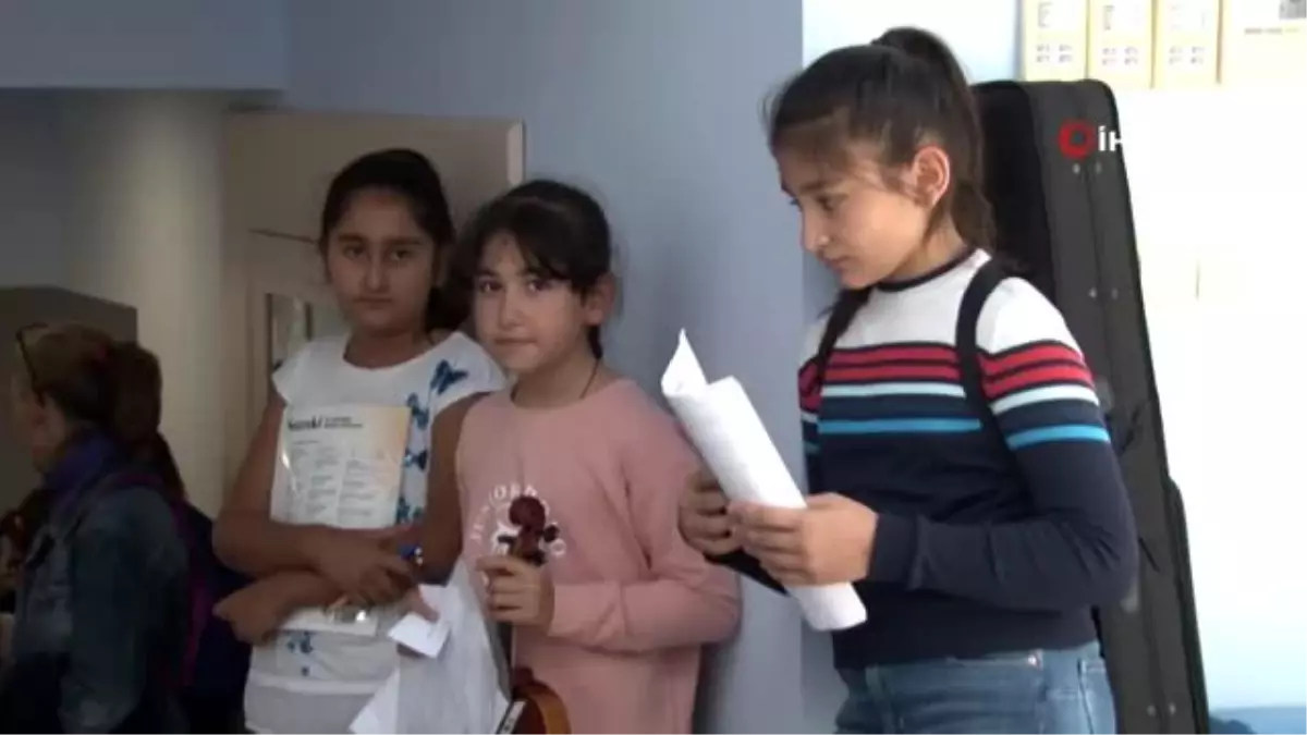 Sulukule Sanat Akademisi'nde öğrencilerin sınav heyecanı