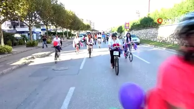 Süslü kadınlar çevre için pedal çevirdi Süslü kadınlar çevre için pedal çevirdi