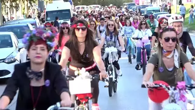 Süslü kadınlar çevre için pedal çevirdi Süslü kadınlar çevre için pedal çevirdi