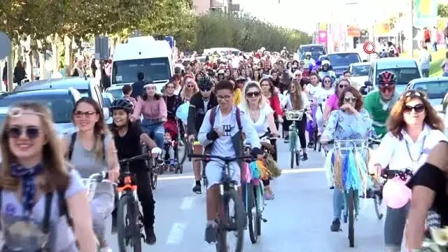 Süslü kadınlar çevre için pedal çevirdi Süslü kadınlar çevre için pedal çevirdi