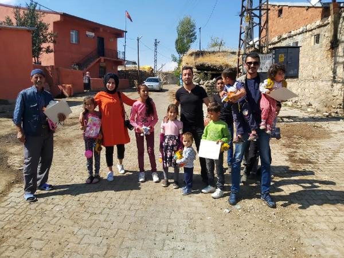 Topladıkları oyuncaklarla çocukların yüzünü güldürdüler
