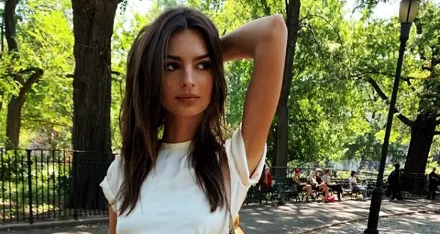 Ünlü model Emily Ratajkowski’den sütyensiz Instagram paylaşımı