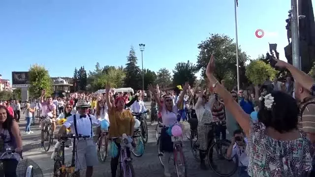 Uşakta ilk kez 'Süslü Kadınlar Bisiklet Turu' gerçekleştirildi Uşakta ilk kez 'Süslü Kadınlar Bisiklet Turu' gerçekleştirildi