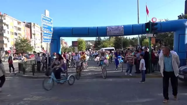 Uşakta ilk kez 'Süslü Kadınlar Bisiklet Turu' gerçekleştirildi Uşakta ilk kez 'Süslü Kadınlar Bisiklet Turu' gerçekleştirildi