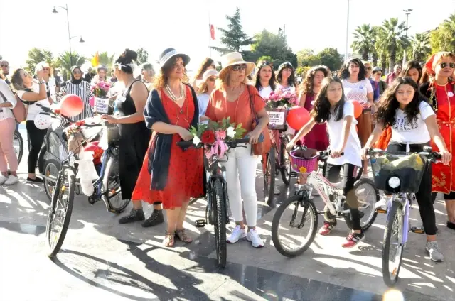 Zonguldak'ta 'Süslü Kadınlar Bisiklet Turu' etkinliği Zonguldak'ta 'Süslü Kadınlar Bisiklet Turu' etkinliği