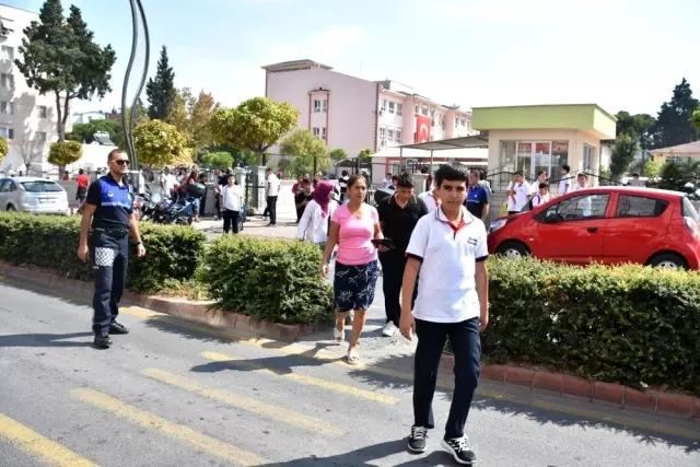 Aliağa'da zabıtalar okul önlerinde görev başında
