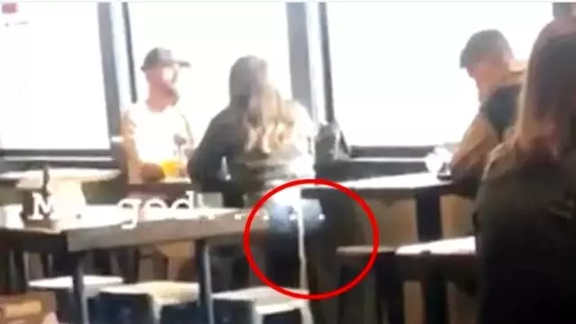 Arkasından tuvalet kağıdı sarkan kadının videosu olay oldu Arkasından tuvalet kağıdı sarkan kadının videosu olay oldu