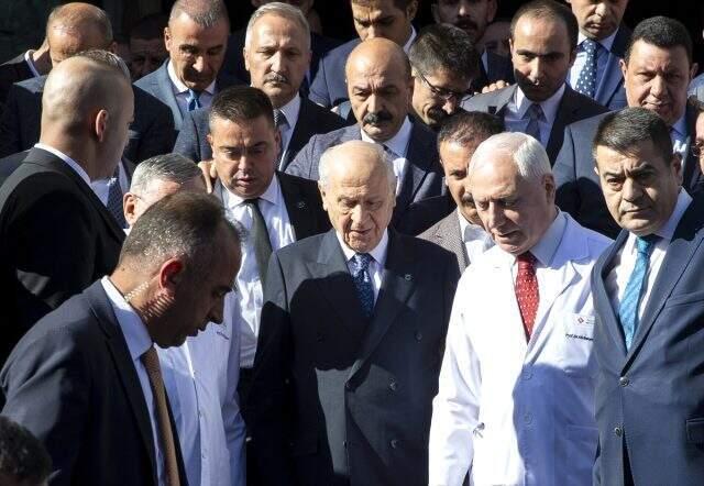 Bahçeli, hastane çıkışı 'Geçmiş olsun' dileklerine 'Sağolun' diyerek yanıt verdi