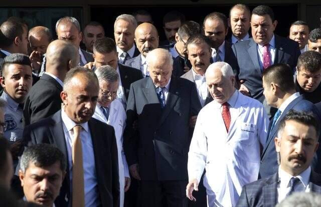 Bahçeli, hastane çıkışı 'Geçmiş olsun' dileklerine 'Sağolun' diyerek yanıt verdi