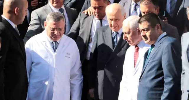 Bahçeli, hastane çıkışı 'Geçmiş olsun' dileklerine 'Sağ olun' diyerek yanıt verdi Bahçeli, hastane çıkışı 'Geçmiş olsun' dileklerine 'Sağ olun' diyerek yanıt verdi