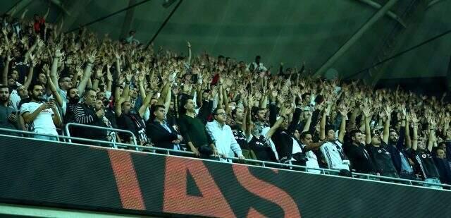 Beşiktaş tribünlerinden Fikret Orman'a tepki!