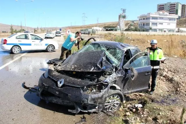 Eşini birliğine teslim edip dönen kadın, kazada çocuğu ile can verdi