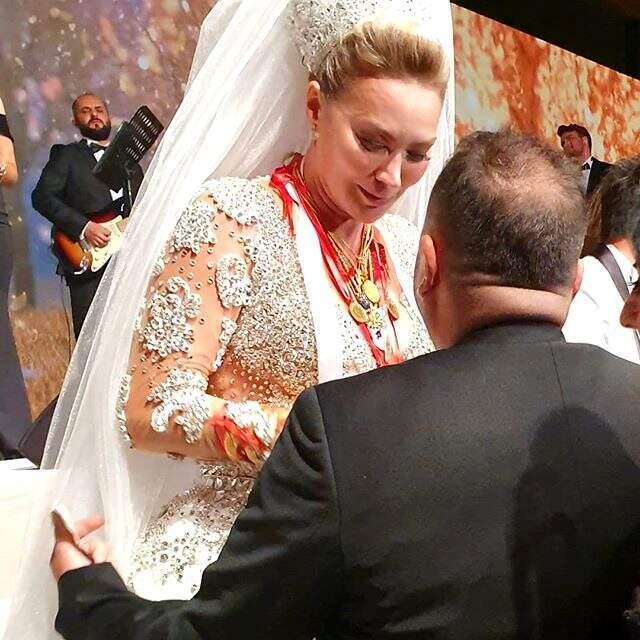 Görkemli bir düğünle evlenen Aylin Coşkun: Takılarımla 5 milyonluk villa alırım