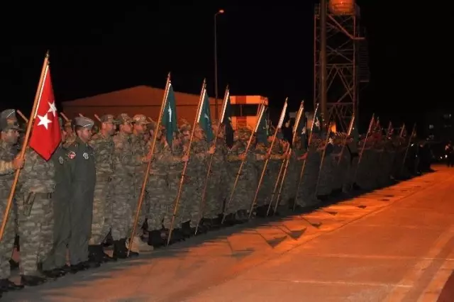 Hakkari'de şehitler için tören düzenlendi Hakkari'de şehitler için tören düzenlendi