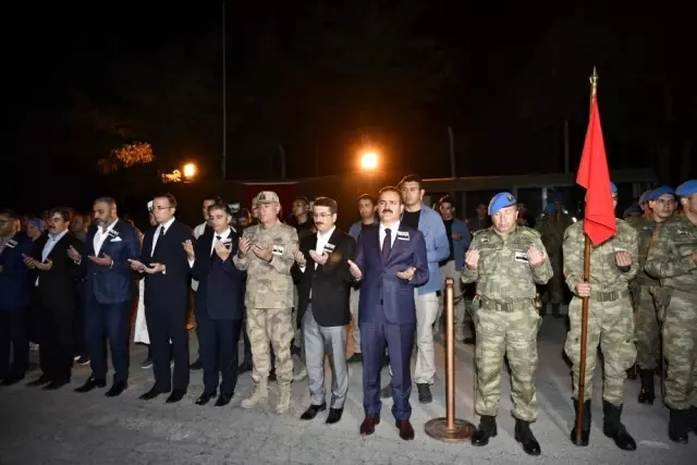 Hakkari'de şehitler için tören düzenlendi Hakkari'de şehitler için tören düzenlendi