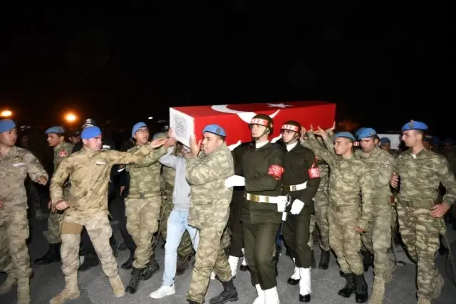 Hakkari'de şehitler için tören düzenlendi Hakkari'de şehitler için tören düzenlendi
