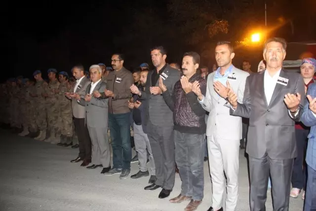 Hakkari'de şehitler için tören düzenlendi Hakkari'de şehitler için tören düzenlendi