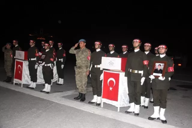 Hakkari'de şehitler için tören düzenlendi Hakkari'de şehitler için tören düzenlendi