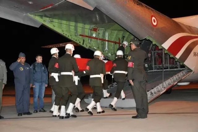 Hakkari'de şehitler için tören düzenlendi Hakkari'de şehitler için tören düzenlendi
