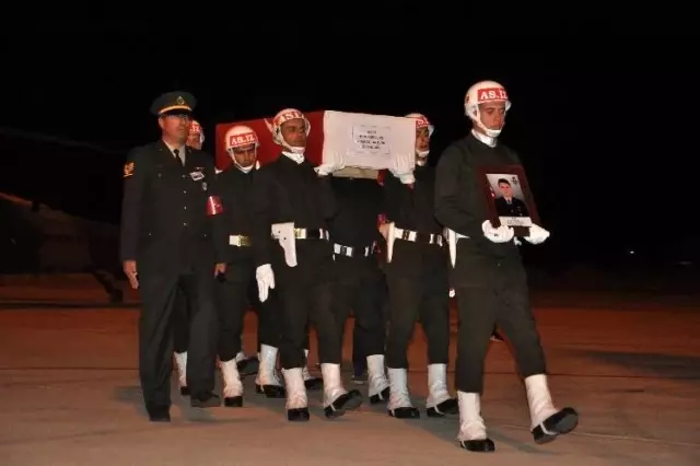 Hakkari'de şehitler için tören düzenlendi Hakkari'de şehitler için tören düzenlendi
