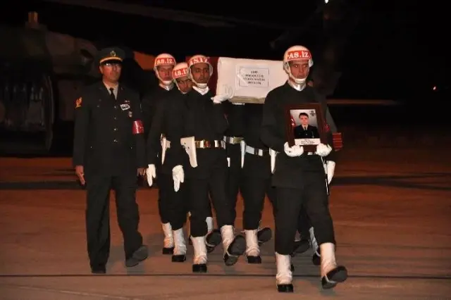 Hakkari'de şehitler için tören düzenlendi Hakkari'de şehitler için tören düzenlendi