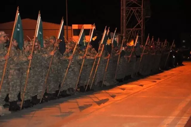 Hakkari'de şehitler için tören düzenlendi Hakkari'de şehitler için tören düzenlendi