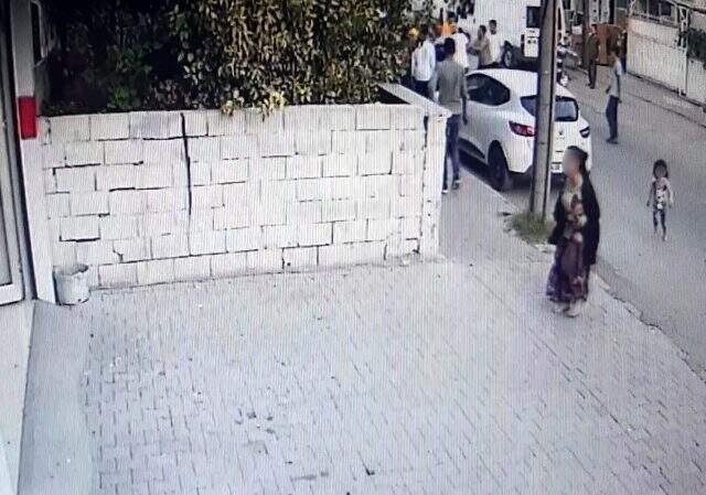 Hamile eşini kucağında çocuğu varken sokak ortasında dövdü