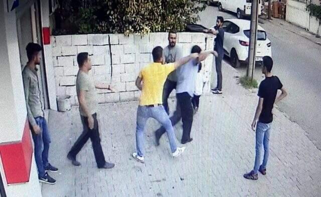 Hamile eşini kucağında çocuğu varken sokak ortasında dövdü