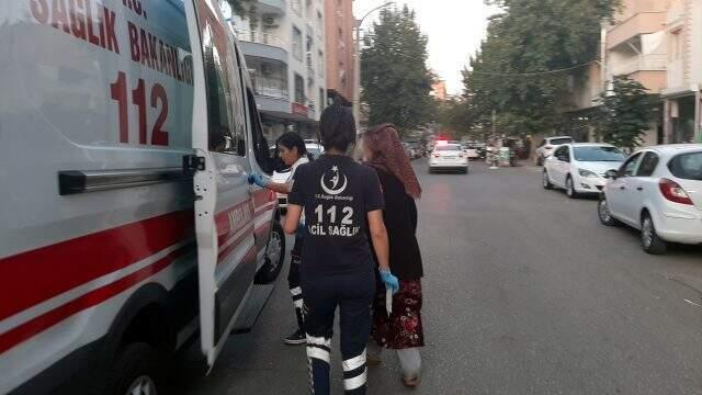 Hamile eşini kucağında çocuğu varken sokak ortasında dövdü