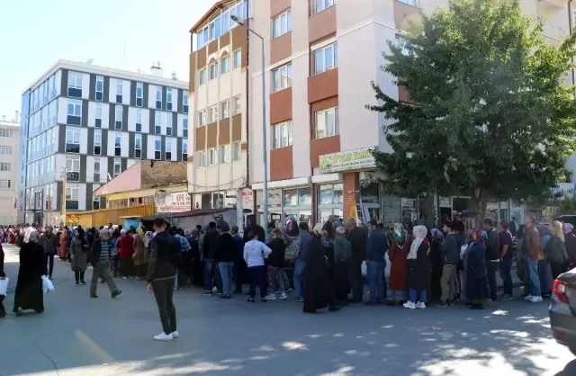 Sivas'ta iş arayanların oluşturduğu kuyruk sokağa sığmadı