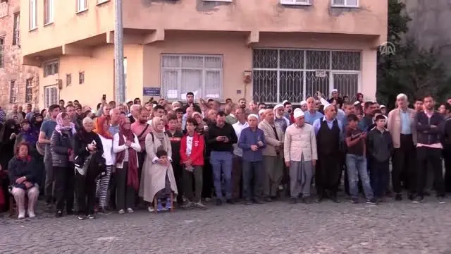 'Işık hadisesi'ni izlemek için sabah namazında bir araya geldiler 'Işık hadisesi'ni izlemek için sabah namazında bir araya geldiler