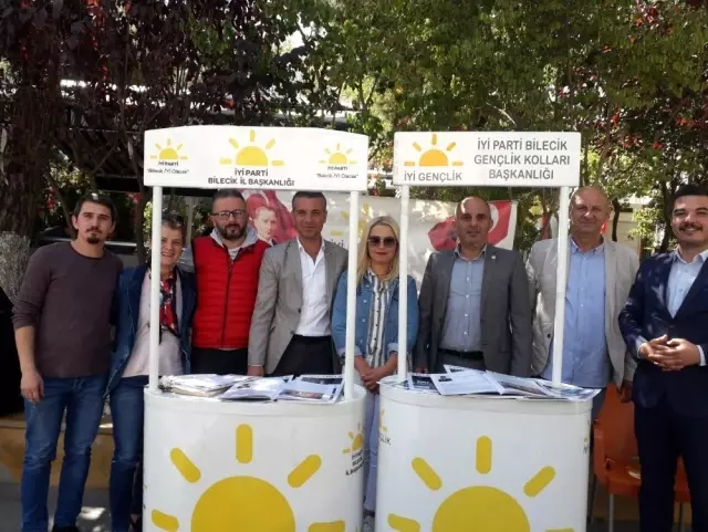 İYİ Parti Bilecik'te üye kaydı için stant kurdu İYİ Parti Bilecik'te üye kaydı için stant kurdu