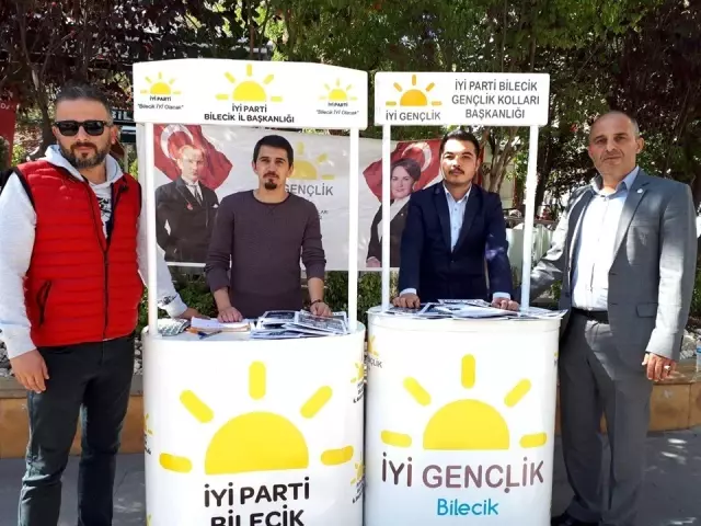 İYİ Parti Bilecik'te üye kaydı için stant kurdu İYİ Parti Bilecik'te üye kaydı için stant kurdu