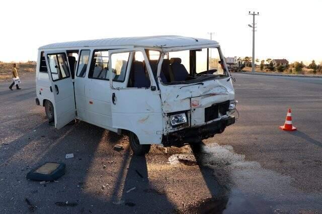 Karaman'da iki minibüs çarpıştı: 15 yaralı