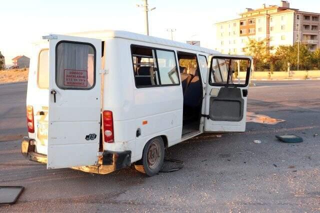 Karaman'da iki minibüs çarpıştı: 15 yaralı