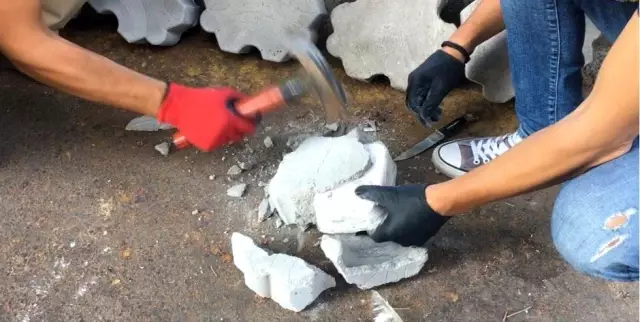 Kargo şirketinde paketleri açan polis gözlerine inanamadı Kargo şirketinde paketleri açan polis gözlerine inanamadı