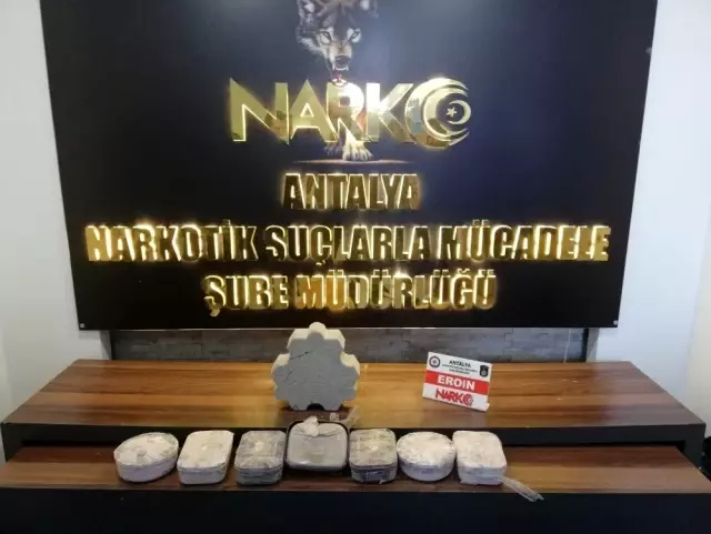 Kargo şirketinde paketleri açan polis gözlerine inanamadı Kargo şirketinde paketleri açan polis gözlerine inanamadı
