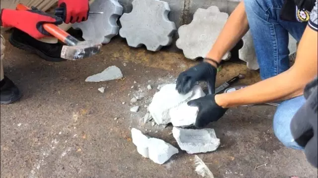 Kargo şirketinde paketleri açan polis gözlerine inanamadı Kargo şirketinde paketleri açan polis gözlerine inanamadı