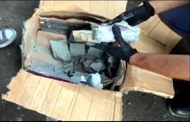 Kargo şirketinde paketleri açan polis gözlerine inanamadı Kargo şirketinde paketleri açan polis gözlerine inanamadı